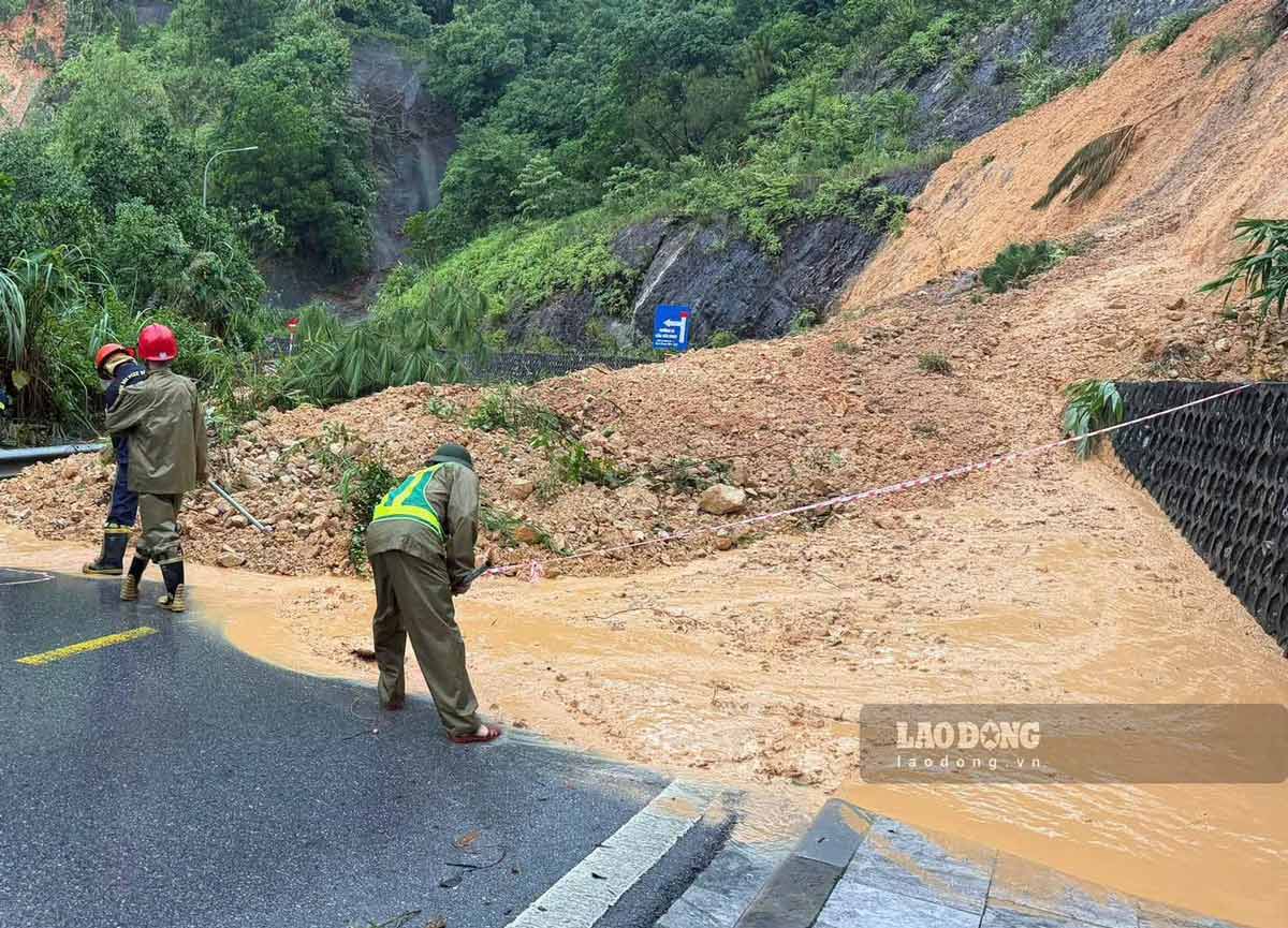 Lực lựng chức năng phường Hồng Gai xử lý điểm sạt lở đồi Đặng Bá Hát. Ảnh: Trung tâm cung ứng dịch vụ phường Hồng Gai
