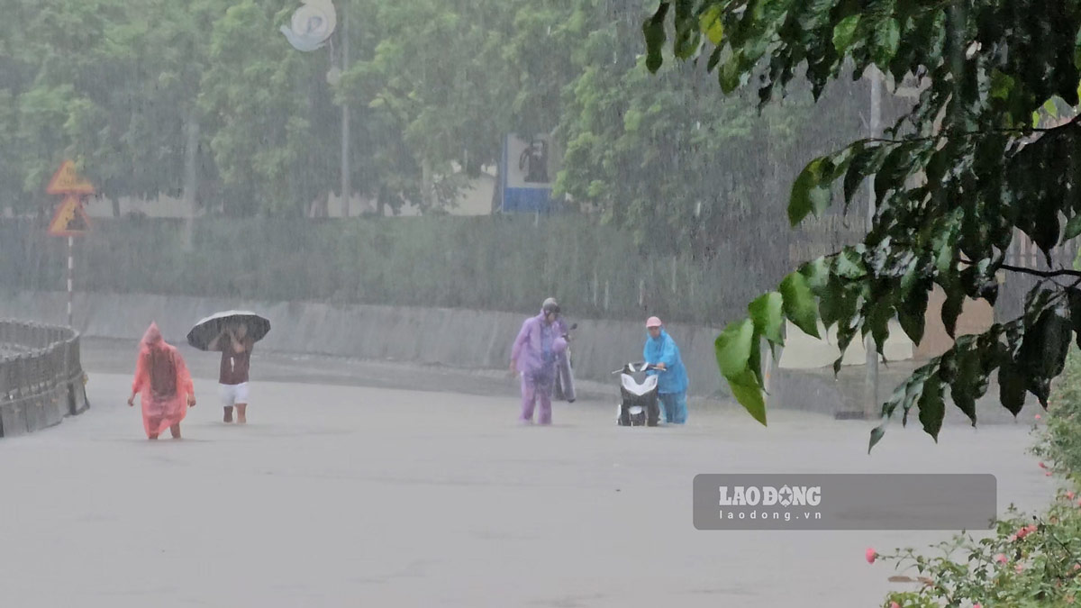 Deo But Pass on National Highway 18, connecting Ha Tu ward with Quang Hanh ward, is deeply flooded. Photo: Doan Hung