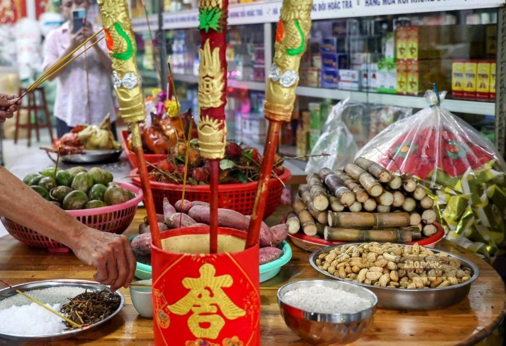Offering tray for the full moon of the 7th lunar month. Photo: Anh Tu