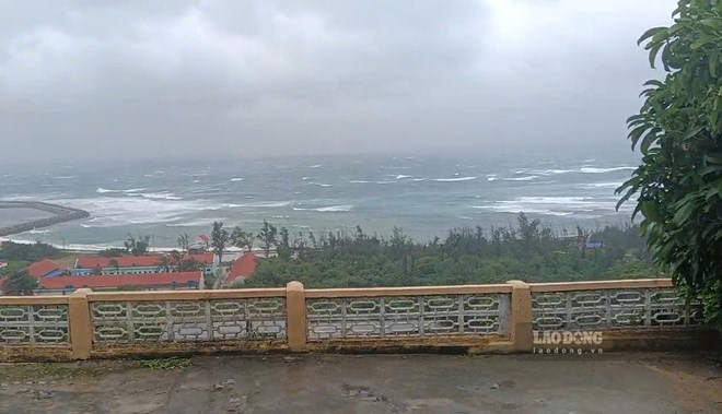 台風4号は多くの地域で雷雨と強風を引き起こしました。写真:スアン・ニャ