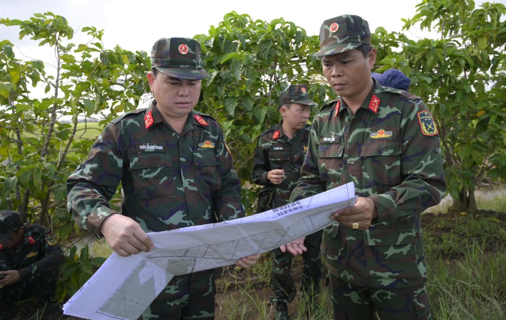 Khảo sát thực địa, xác minh thông tin, xác định vị trí nghi mộ liệt sĩ tại khu vực Tràm Dù (Rừng Tràm 800). Ảnh: Phương Vũ/Bộ CHQS An Giang
