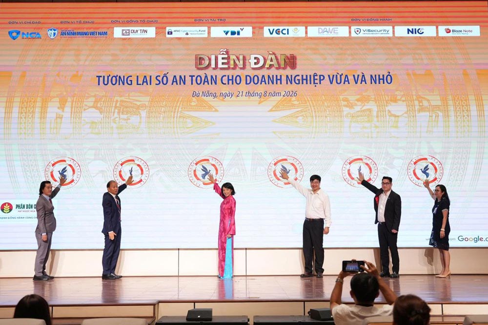 Delegates perform the ceremony to respond to the Launching Ceremony "For a safe digital future for businesses". Photo: VNA