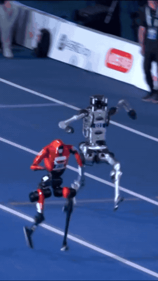 Robot hình người Trung Quốc tham gia chạy đua cự ly 100m. Ảnh: AFP