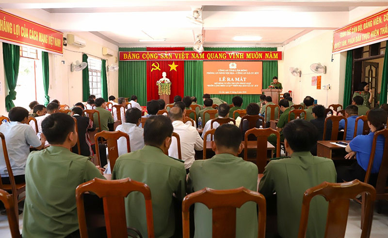Các đại biểu tham dự lễ ra mắt mô hình tuyên truyền, phổ biến, giáo dục pháp luật “Buôn, làng hiểu luật” tại xã Cư Jút (Lâm Đồng). Ảnh: Cổng TTĐT Công an tỉnh Lâm Đồng