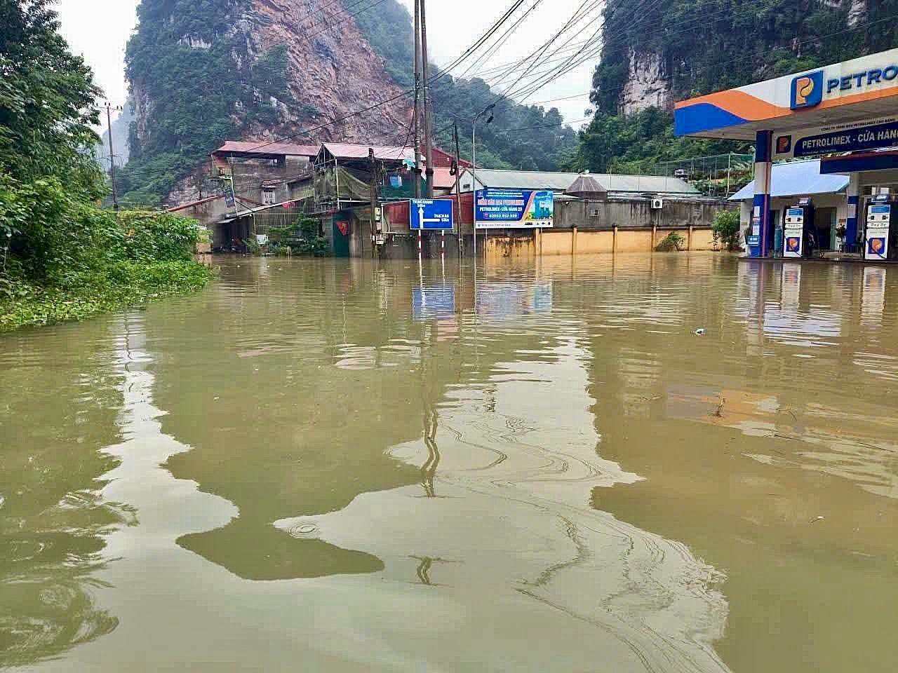 Nhiều tuyến đường, khu dân cư đang bị ngập. Ảnh: UBND xã Hạ Lang, Phục Hoà
