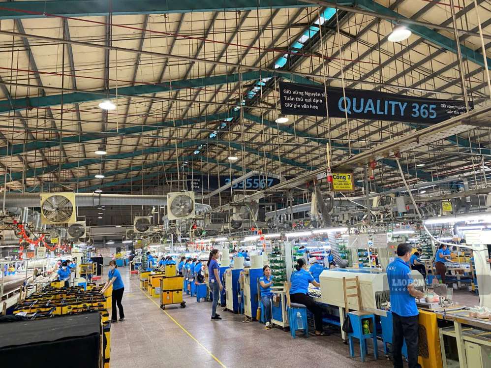 Chang Shin Vietnam Company rewards 2/9 holiday for employees 400,000 VND/person. Photo: HAC
