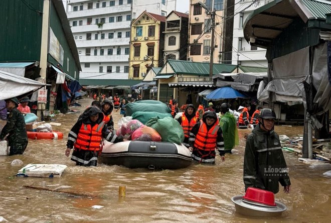 On August 22, hundreds of officers and soldiers were mobilized to support people at Gieng Vuong market, Lang Son to move property and overcome the consequences of floods. Photo: La Hong