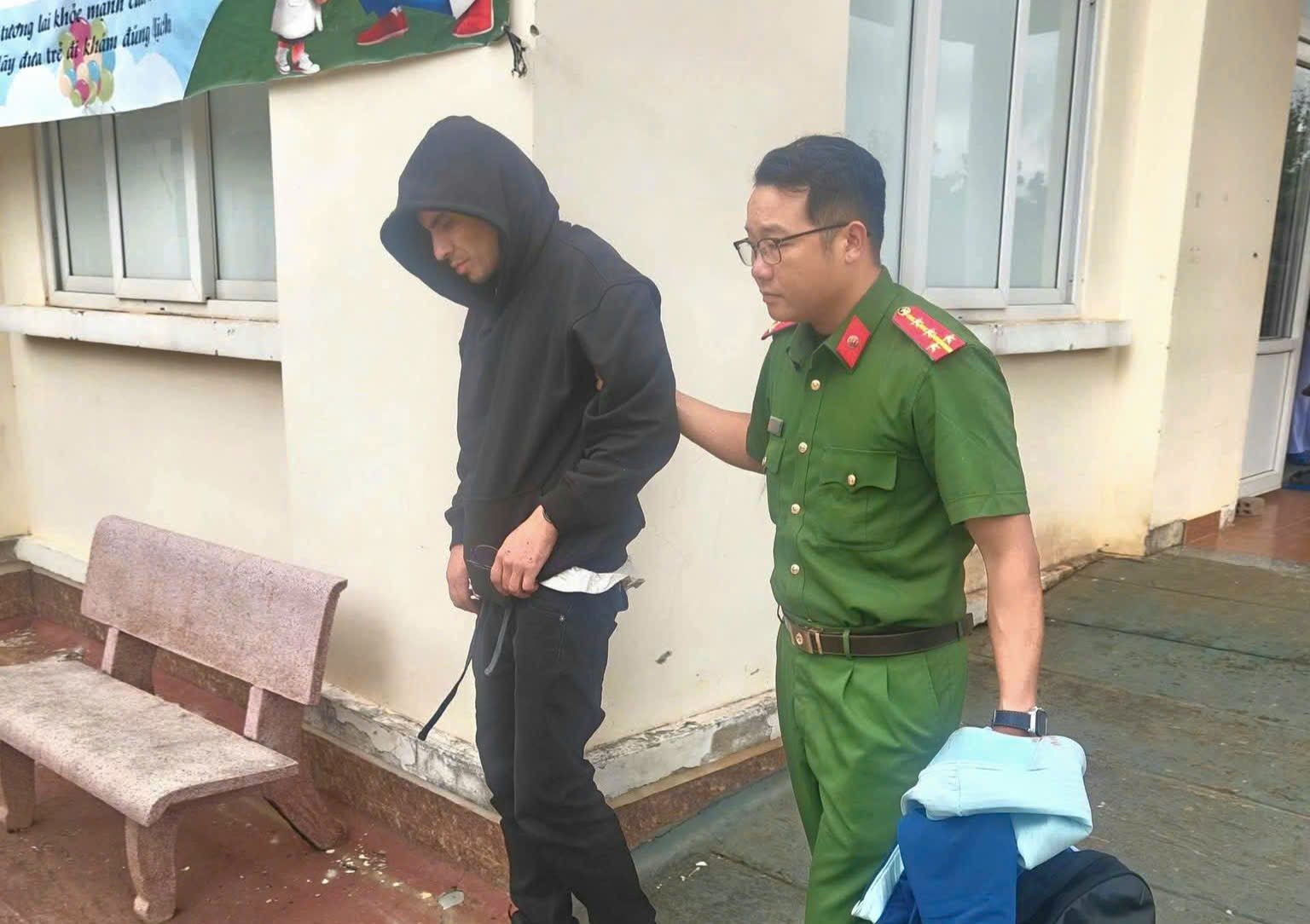 Công an xã Lạc Dương kịp thời hỗ trợ nam du khách người Nga bị tai nạn giao thông trên Quốc lộ 27C. Ảnh: Công an xã Lạc Dương 