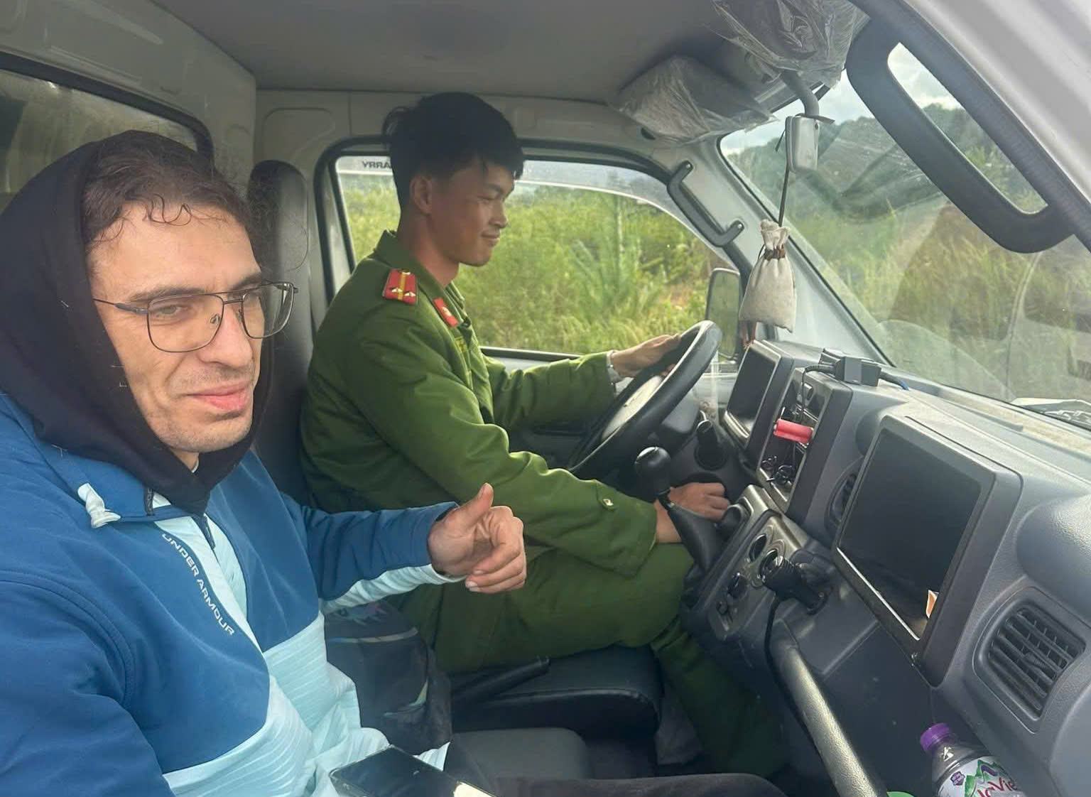 After being given first aid and bandaged, the Russian tourist was taken to his accommodation by Lac Duong Commune Police. Photo: Lac Duong Commune Police