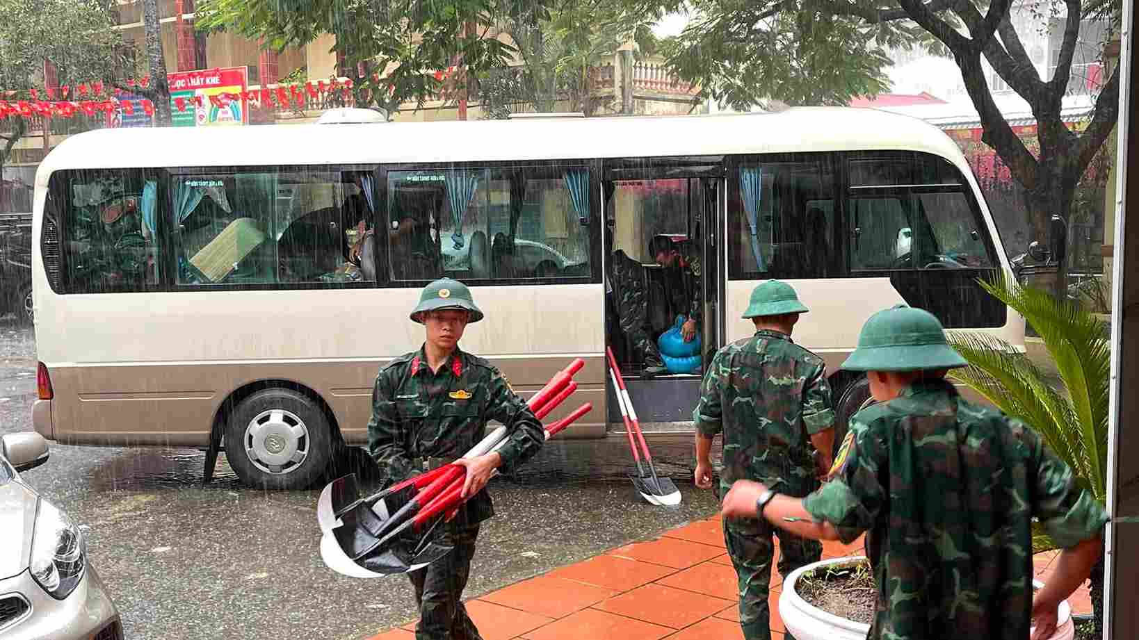 Các chiến sĩ được tăng cường giúp nhân dân chống lũ. Ảnh: Phương Quyền/Bộ CHQS tỉnh Cao Bằng
