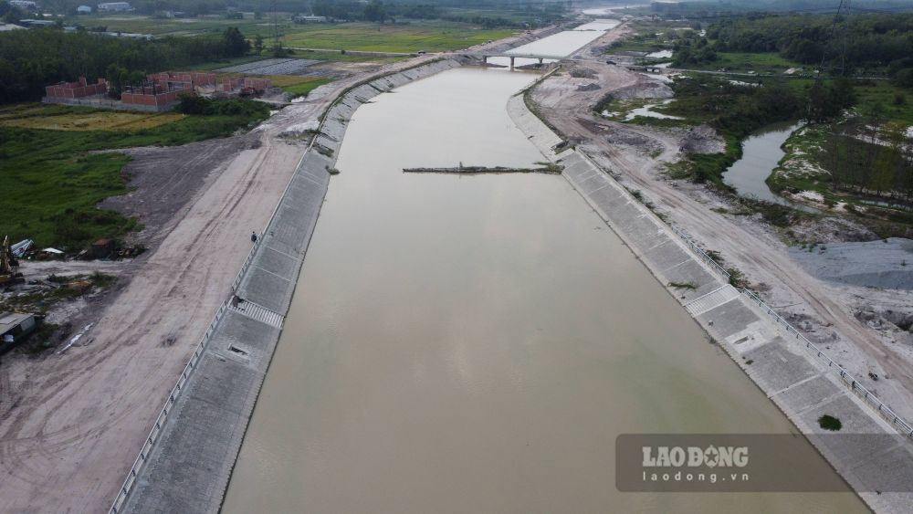 Localities are urgently mobilizing people to agree to recover land to implement the Suoi Cai dredging and reinforcement project. Photo: Dinh Trong