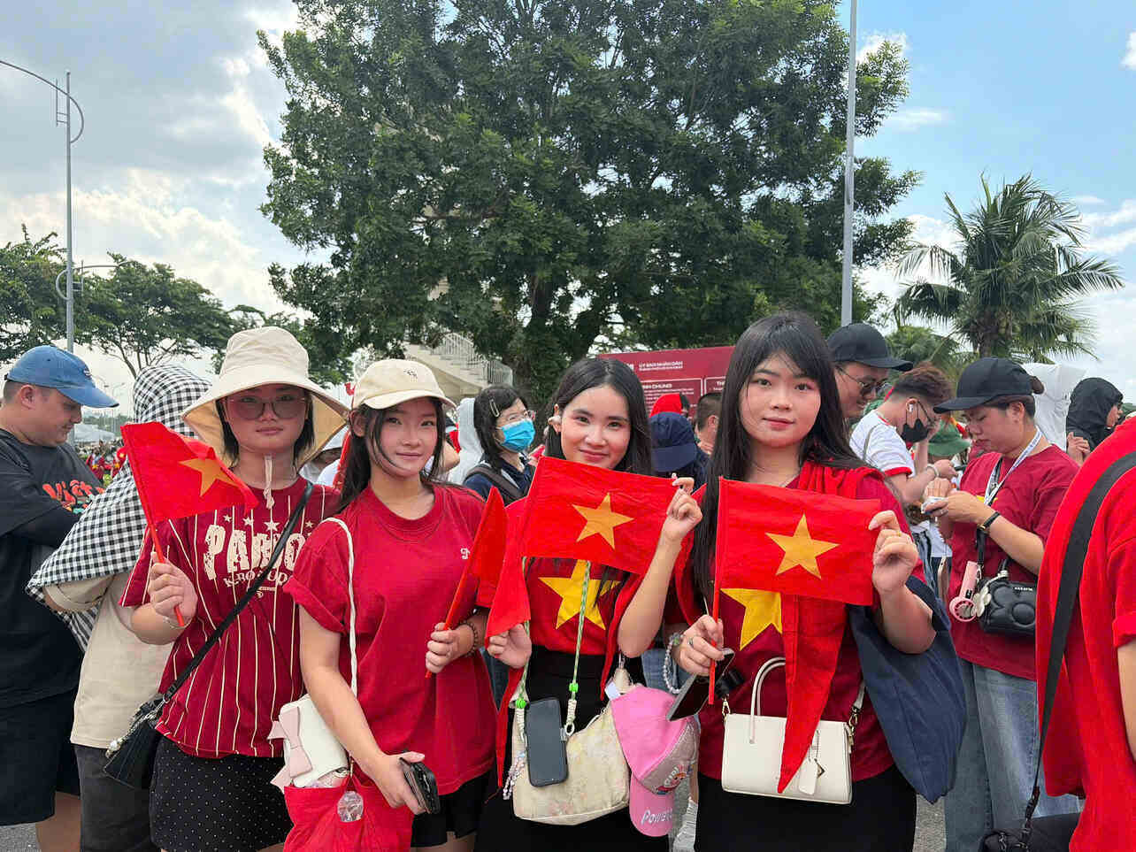El público llegó 7 horas antes para ver el concierto "Patria en el corazón" en Ciudad Ho Chi Minh