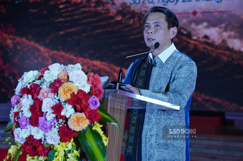 Ông Đặng Việt Dũng, Phó Chủ tịch Thường trực UBND phường Sa Pa phát biểu tại lễ khai mạc. Ảnh: Đinh Đại
