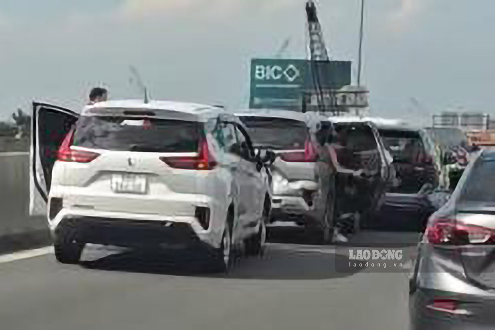 7 vehicles collided consecutively on the Ho Chi Minh City - Trung Luong highway. Photo: Huynh Du