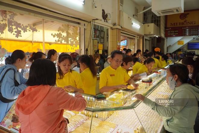Giá vàng đi lên, người dân TPHCM vẫn giữ tâm lý thận trọng. Ảnh: Hạ Mây