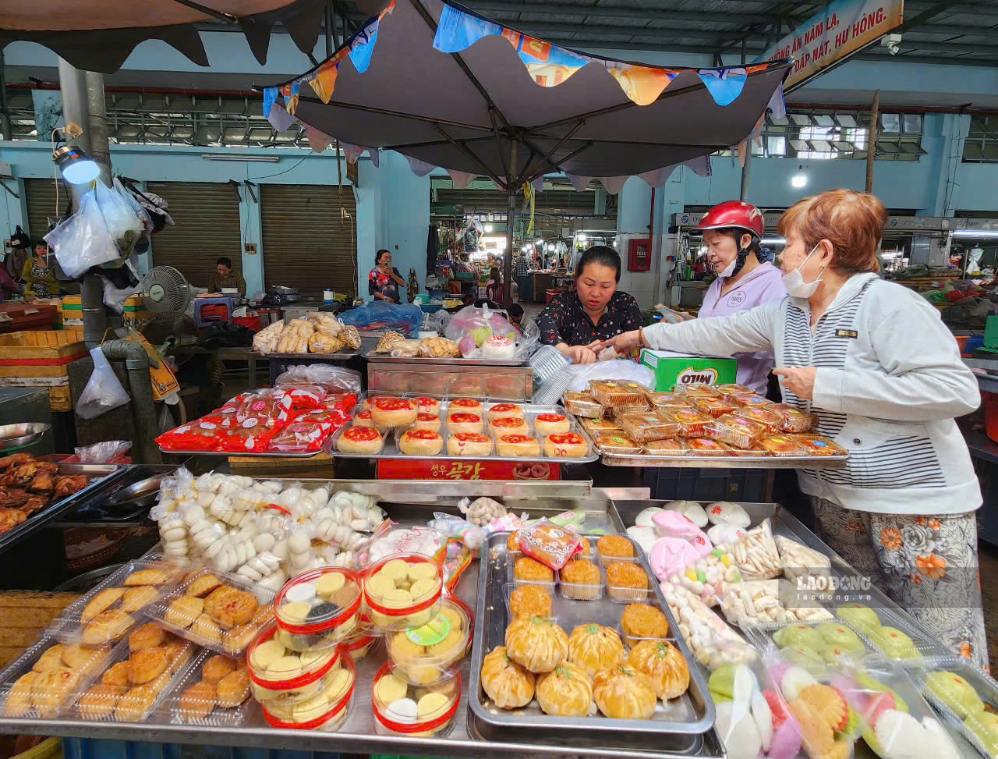 Rustic cake stalls and sweet offerings at Cay Go market are bustling with customers buying to worship Vu Lan festival - full moon of July. Photo: Minh Ha