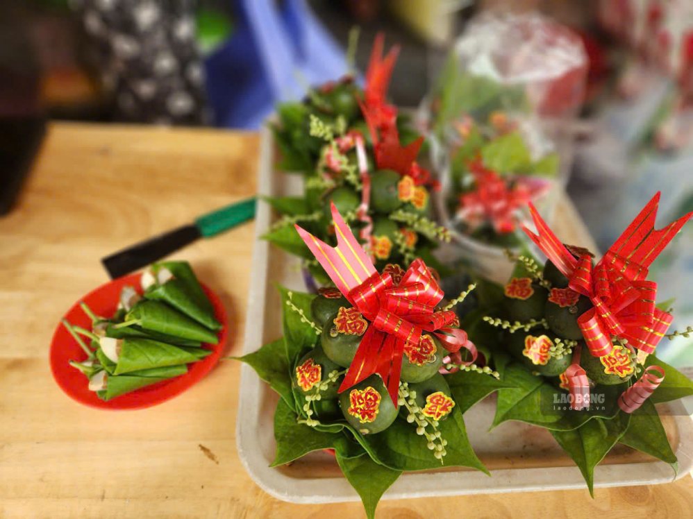 Set trầu cau nghệ thuật cỡ nhỏ với giá chỉ 40.000 đồng để cúng Vu Lan đang là lựa chọn ưu tiên của nhiều gia đình trẻ tại TPHCM. Ảnh: Minh Hà