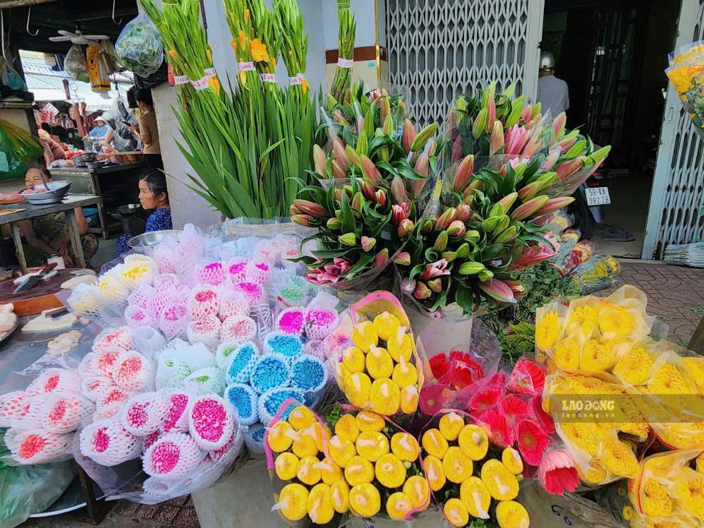 Giá hoa tươi phục vụ lễ Vu Lan tại các chợ truyền thống TPHCM tăng từ 10% - 15% so với ngày thường do nhu cầu dâng cúng tăng. Ảnh: Minh Hà