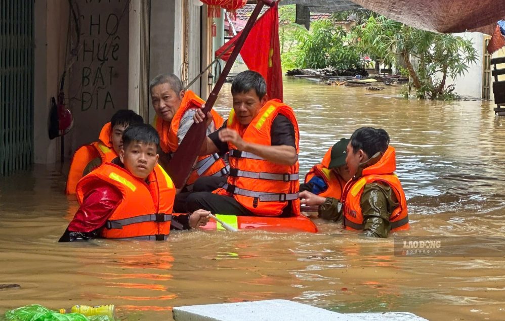 Trong mưa lớn, các lực lượng tiếp tục bám địa bàn, tìm kiếm người mắc kẹt và đưa hàng cứu trợ vào vùng bị chia cắt. Khoảng 7.510 người đã được huy động tham gia ứng phó, cứu hộ và khắc phục hậu quả trên toàn tỉnh. Trong bối cảnh mưa lũ còn diễn biến phức tạp, lực lượng chức năng tiếp tục rà soát các khu dân cư ven sông, suối và sườn dốc; khẩn trương đưa người dân ra khỏi nơi nguy hiểm, đồng thời vận chuyển nhu yếu phẩm đến những khu vực bị cô lập.