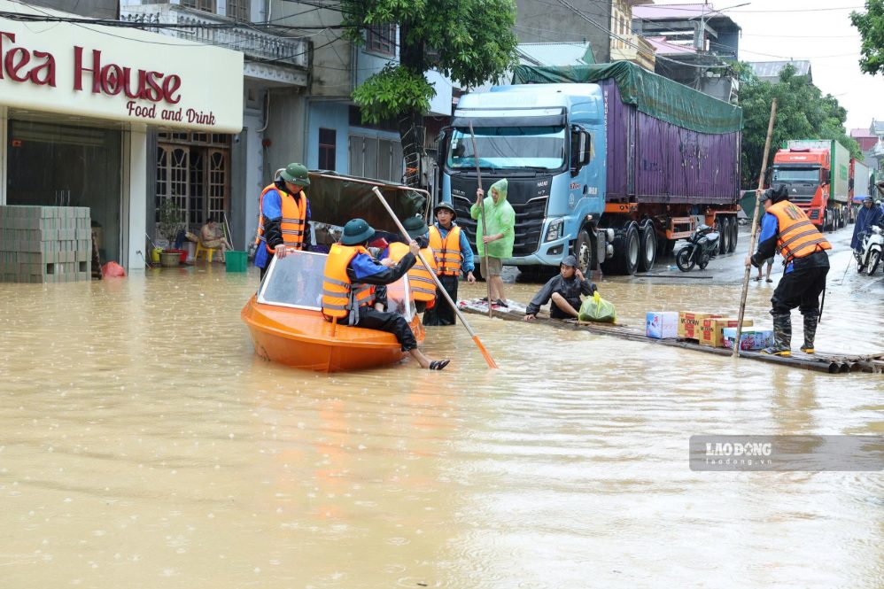 Lực lượng quân đội, công an, dân quân cùng cán bộ địa phương tiếp cận từng khu vực ngập sâu, hỗ trợ người già, trẻ em và người gặp khó khăn di chuyển đến nơi an toàn.