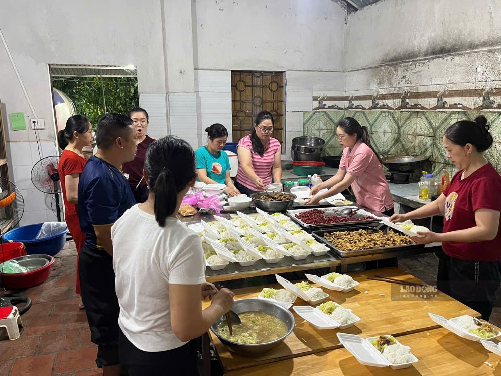 Những suất cơm nóng cũng được cán bộ và nhân dân xã Thất Khê chuẩn bị để tiếp sức cho lực lượng chống lũ cùng người dân vùng ngập. 
