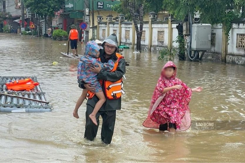 Nước lũ đục ngầu bao quanh các khu dân cư. Nhiều gia đình buộc phải rời nhà trong thời gian ngắn, chỉ kịp mang theo giấy tờ, quần áo và một số tài sản cần thiết.