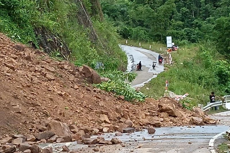 Landslide on National Highway 16 section passing through Muong Ly commune, Thanh Hoa. Photo: Muong Ly Commune People's Committee provided