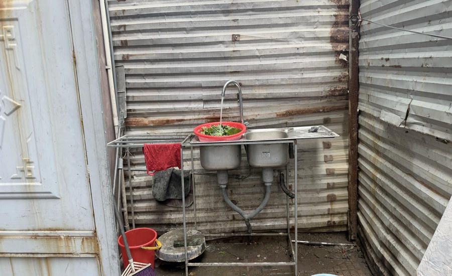 Shabby scene in the food processing area for children at Happy Smile Kindergarten (Thanh Ha Urban Area, Hanoi). Photo: PV