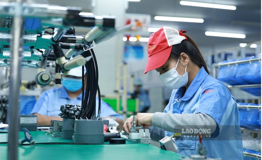 Workers of Stanley Vietnam Company, Thang Long Industrial Park. Photo: Hai Nguyen