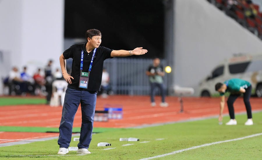 Coach Kim Sang-sik knows how to turn pressure into motivation. Photo: Minh Dan