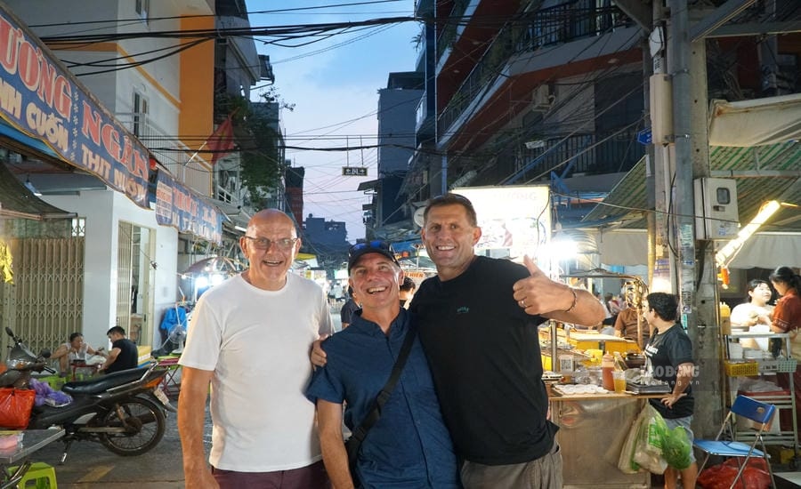 International tourists are excited to experience street food at Ho Thi Ky culinary street. Photo: Thanh Chan