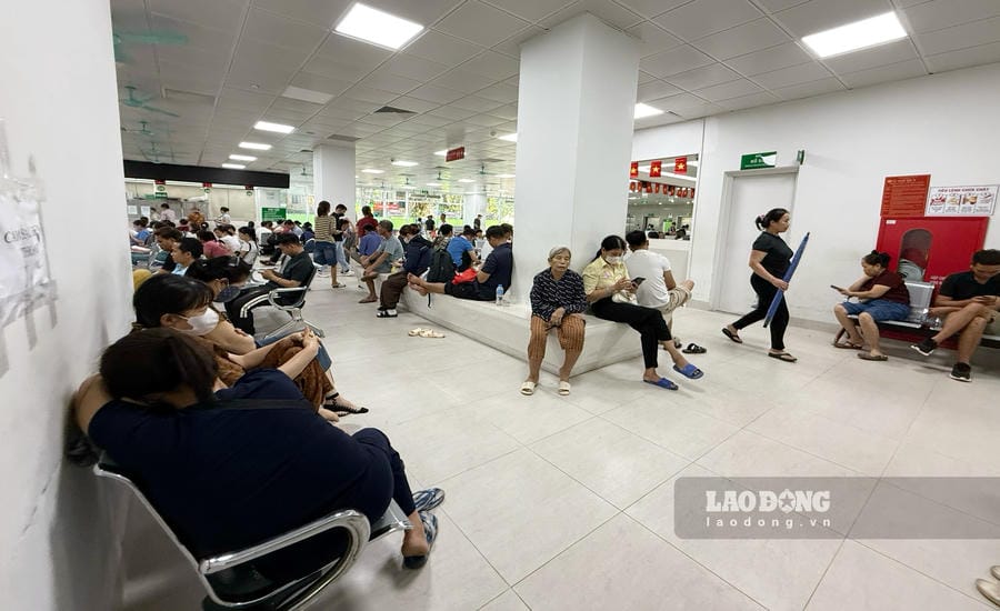 People receiving medical examination and treatment at Viet Duc Friendship Hospital (Photo taken on August 11). Photo: Thuy Linh