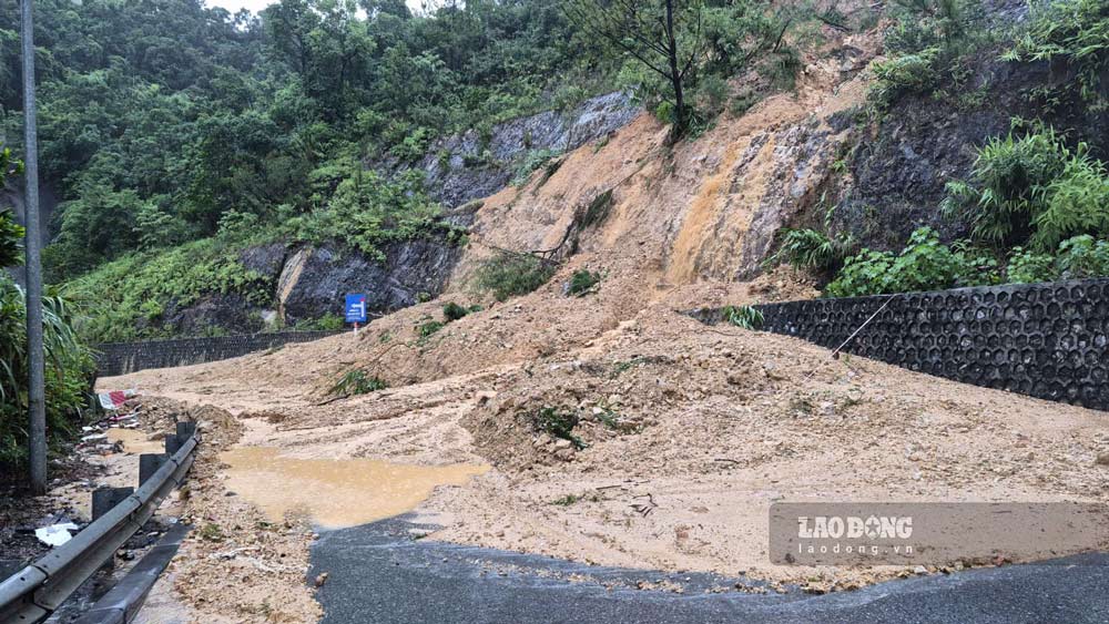 Landslide point on Dang Ba Hat pass road, Hong Gai ward, Quang Ninh province. Photo: Nguyen Hung