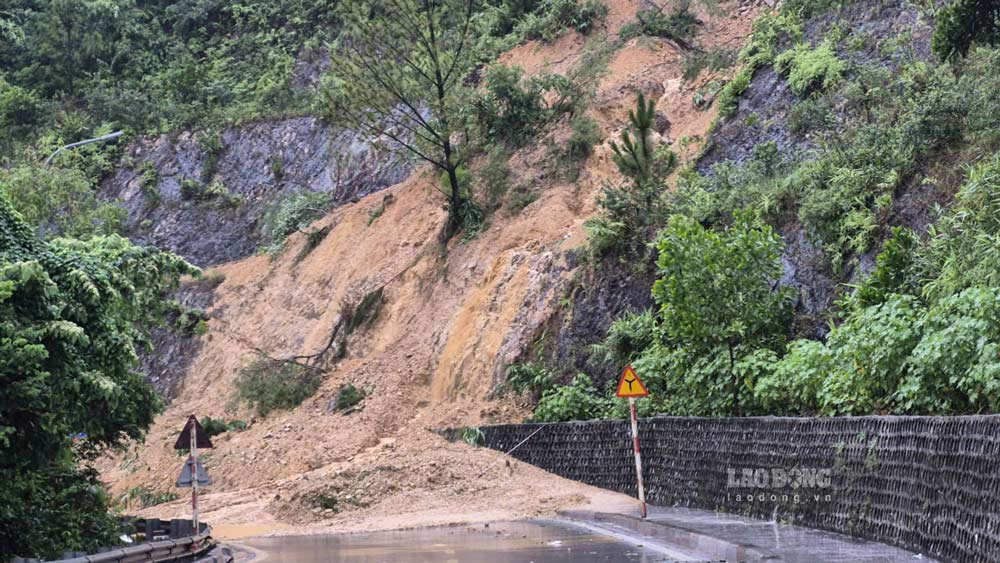Bùn đất phủ kín mặt đường. Ảnh: Nguyễn Hùng