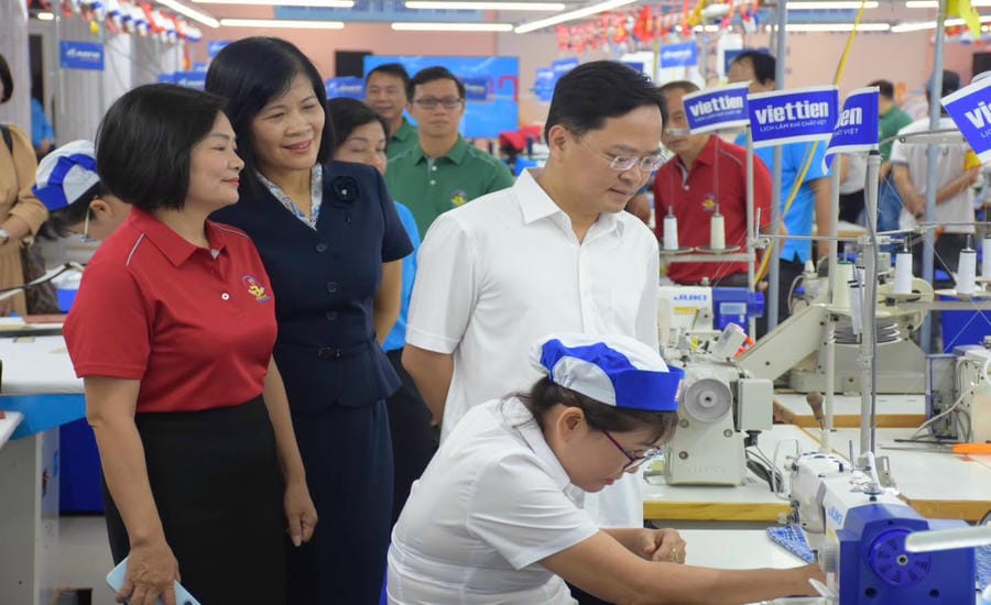 Member of the Party Central Committee, President of the Vietnam General Confederation of Labor Nguyen Anh Tuan attended the opening ceremony of the 7th Vietnam Textile and Garment Industry Skilled Workers Contest with the theme "Training skills well, firm skills, mastering technology, building the future". Photo: Thu Mai