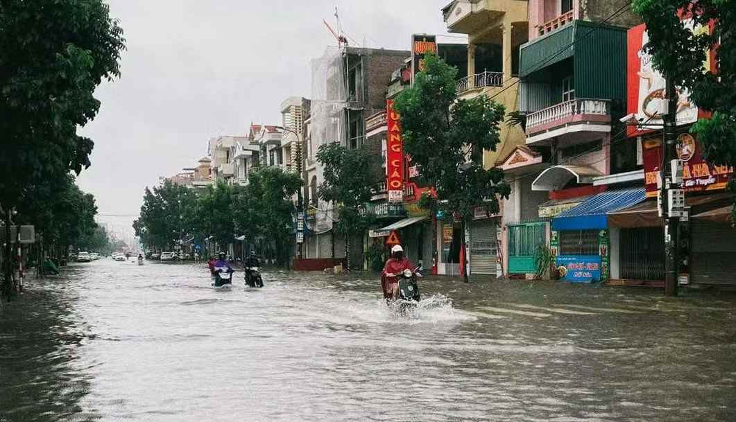 Heavy rain causes localized flooding, affecting the travel of people in Le Thanh Nghi ward. Photo: Le Thanh Nghi ward