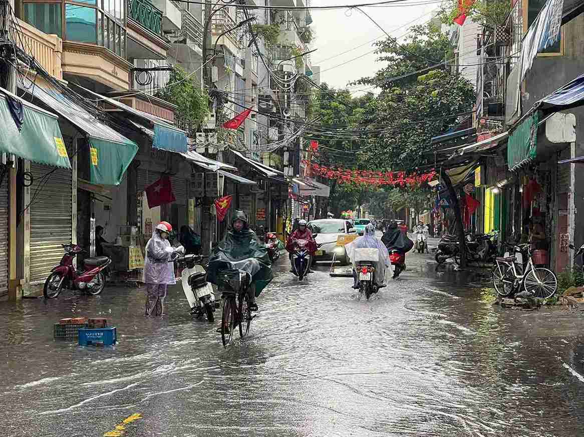 Nước mưa chưa kịp tiêu thoát tại một số tuyến đường trên địa bàn phường.