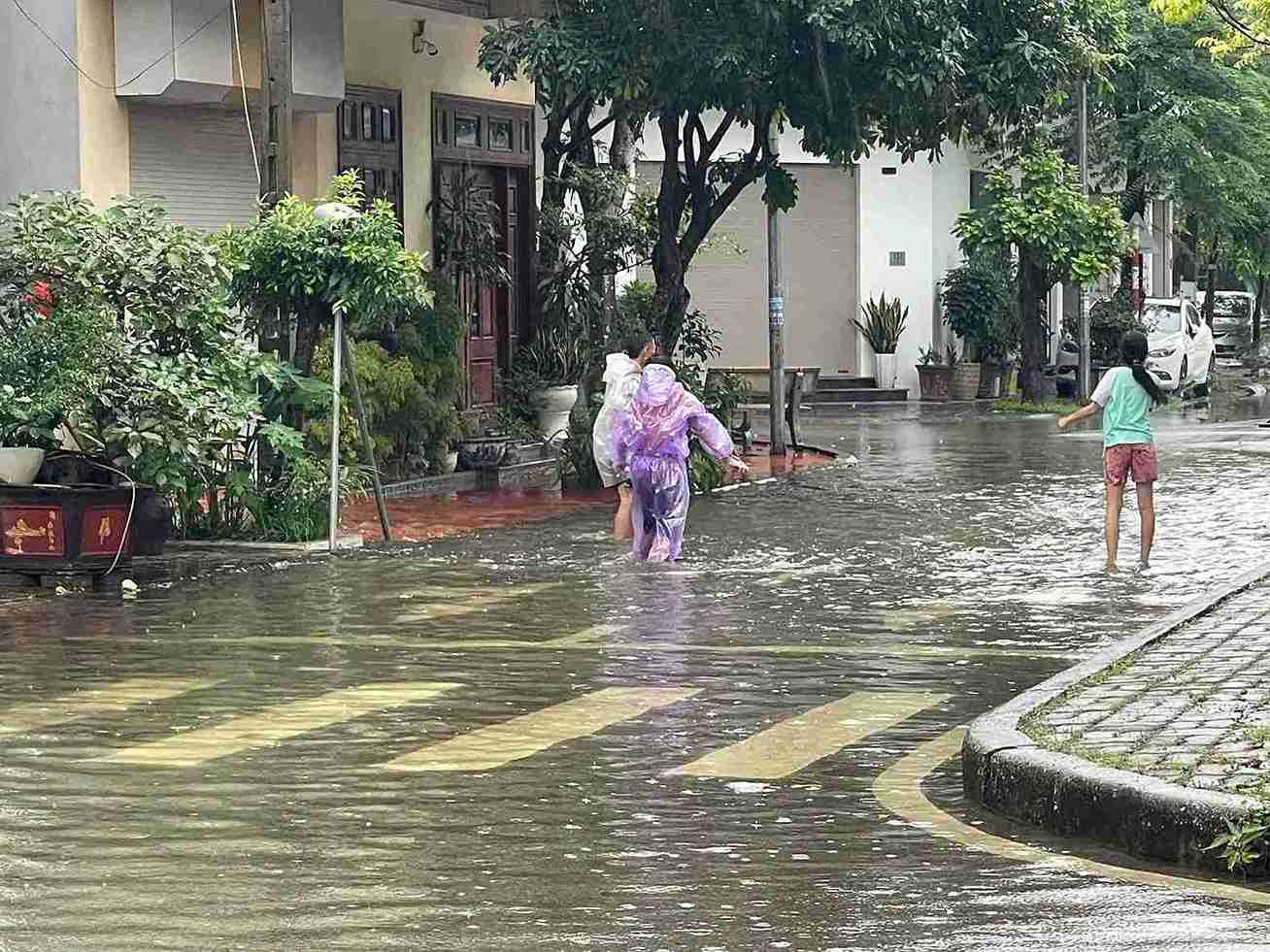 Người dân gặp khó khăn khi di chuyển qua khu vực ngập nước. Ảnh: Phường Lê Thanh Nghị