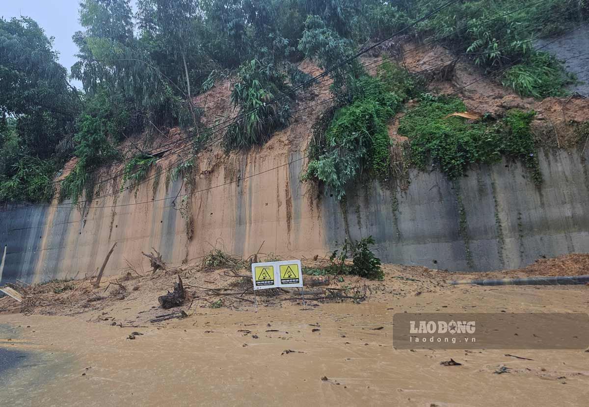 Landslide point on Hau Can street, Bai Chay ward, Quang Ninh province. Photo: Doan Hung