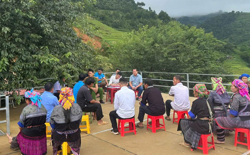 Rectifying the act of arbitrarily collecting extra money from tourists. Photo: Mu Cang Chai Commune Police