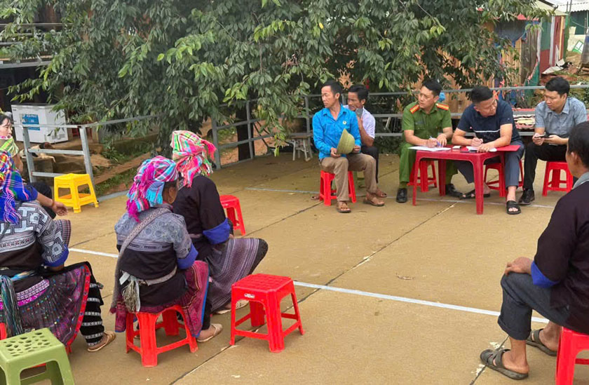 Chính quyền, công an tuyên truyền các hộ dân khu vực Võng Lúa không thu thêm các khoản phí ngoài mức giá chung. Ảnh: Công an xã Mù Cang Chải.