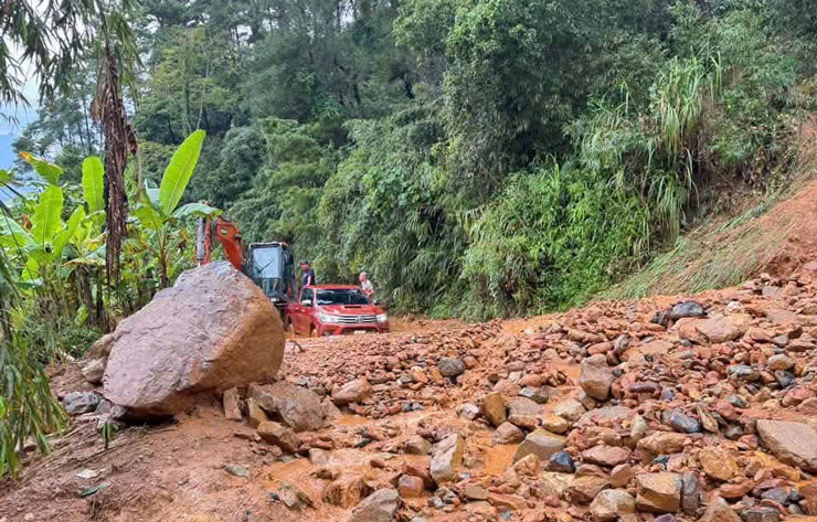 The road from Nghia Lo to Hanh Phuc commune is being eroded in many sections. Photo: Road Maintenance Management Board