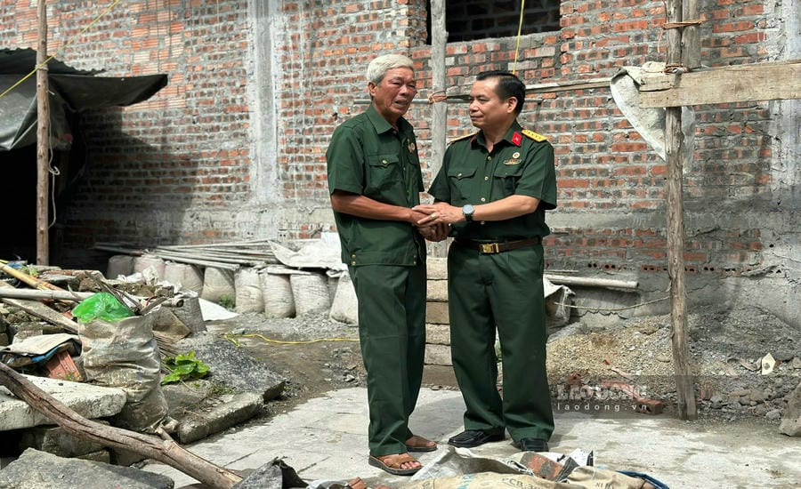 Leaders of the Quang Ninh Provincial Association for Victims of Agent Orange/dioxin present funds to support house construction, encouraging Mr. Nguyen Huu Nhuong (left) to overcome difficulties and stabilize his life. Photo: Doan Hung