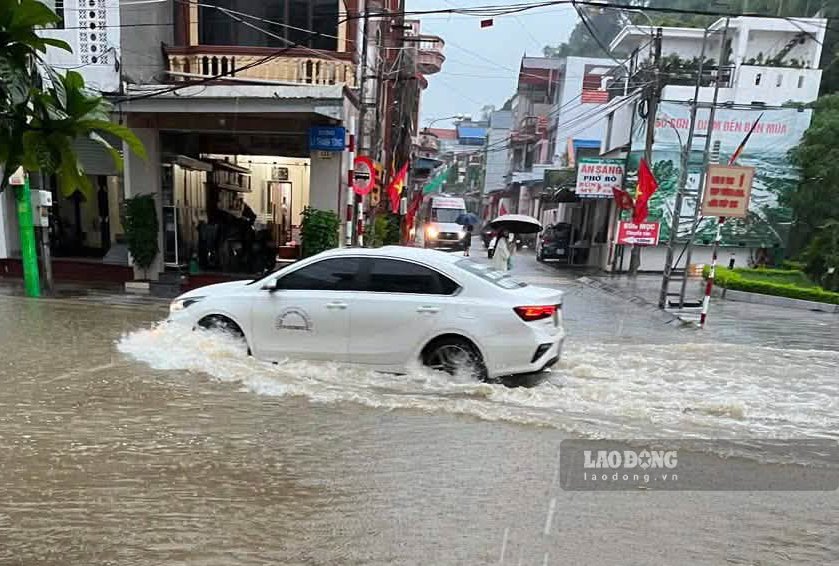 Nhiều tuyến đường ở Đồ Sơn ngập sau mưa. Ảnh: Duy Tú
