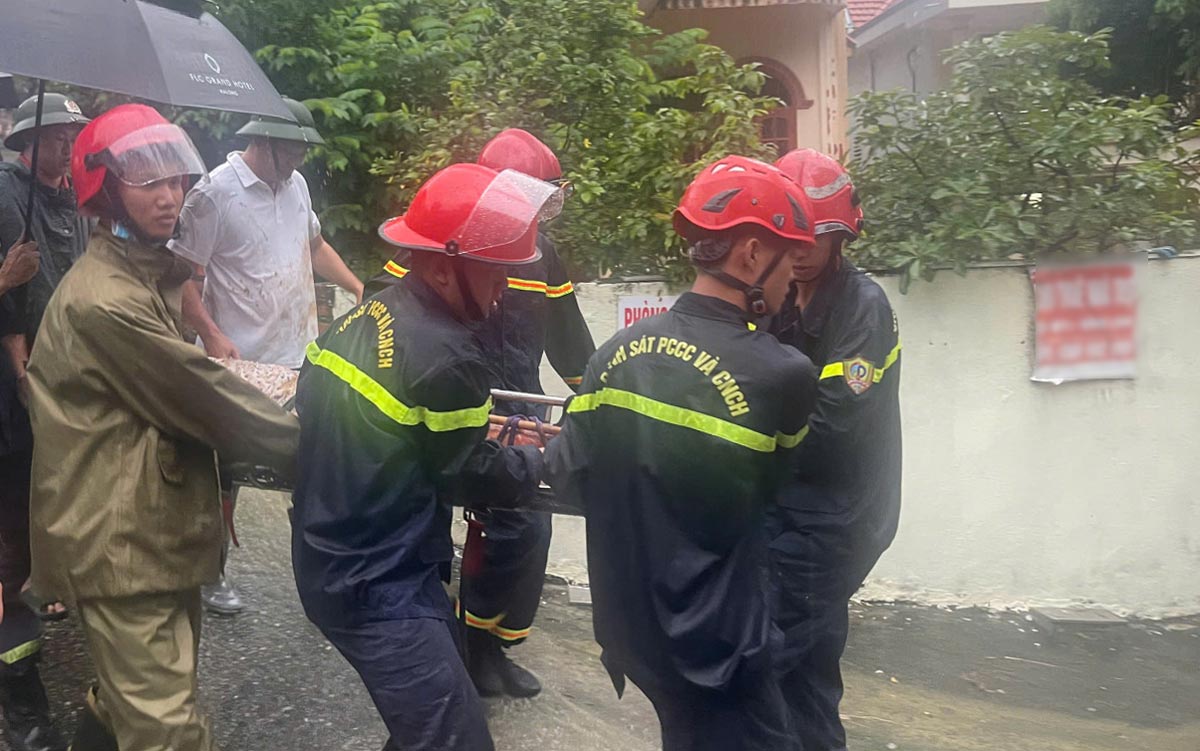 The Fire and Rescue Police Department promptly rescued people trapped due to embankment landslides in Bai Chay ward. Photo: Quang Ninh Police