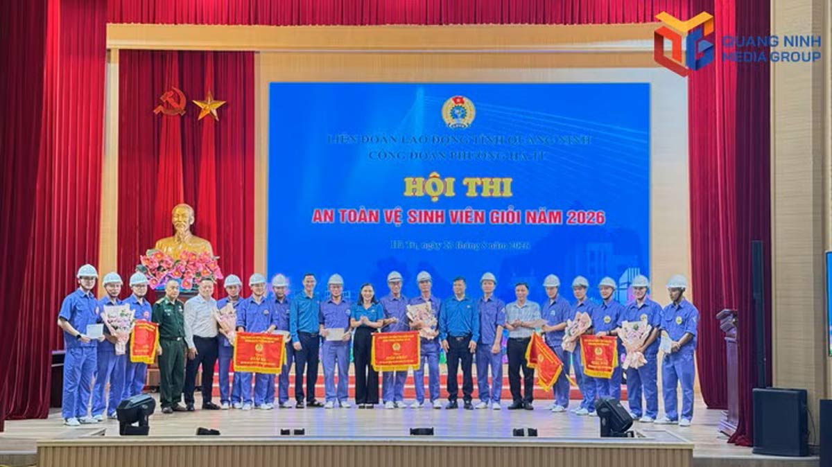 Ban tổ chức trao giải cho các đội thi. Ảnh: Báo và PTTH Quảng Ninh