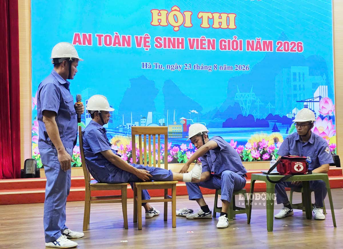 Practical first aid skills competition at the Contest. Photo: Doan Hung