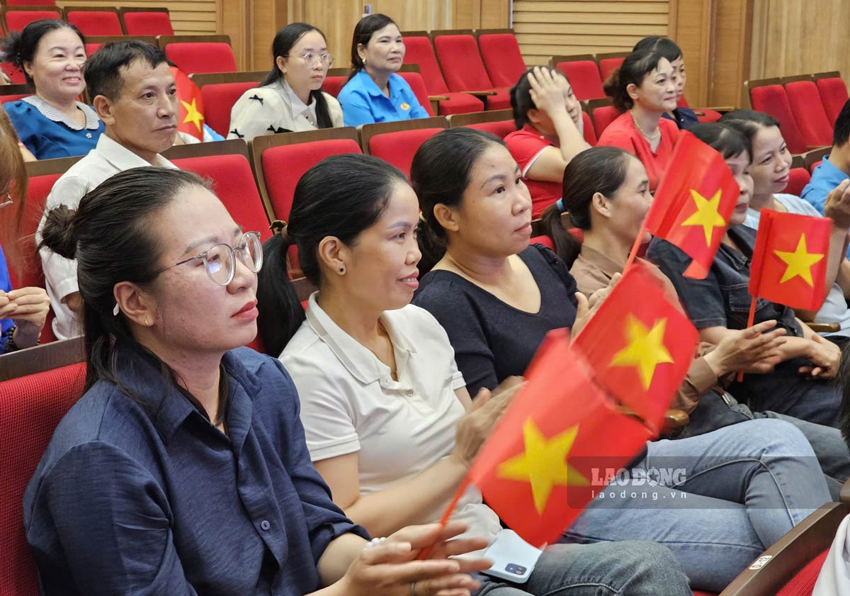 Cổ động viên nhiệt tình cổ vũ các đội tham gia hội thi. Ảnh: Đoàn Hưng