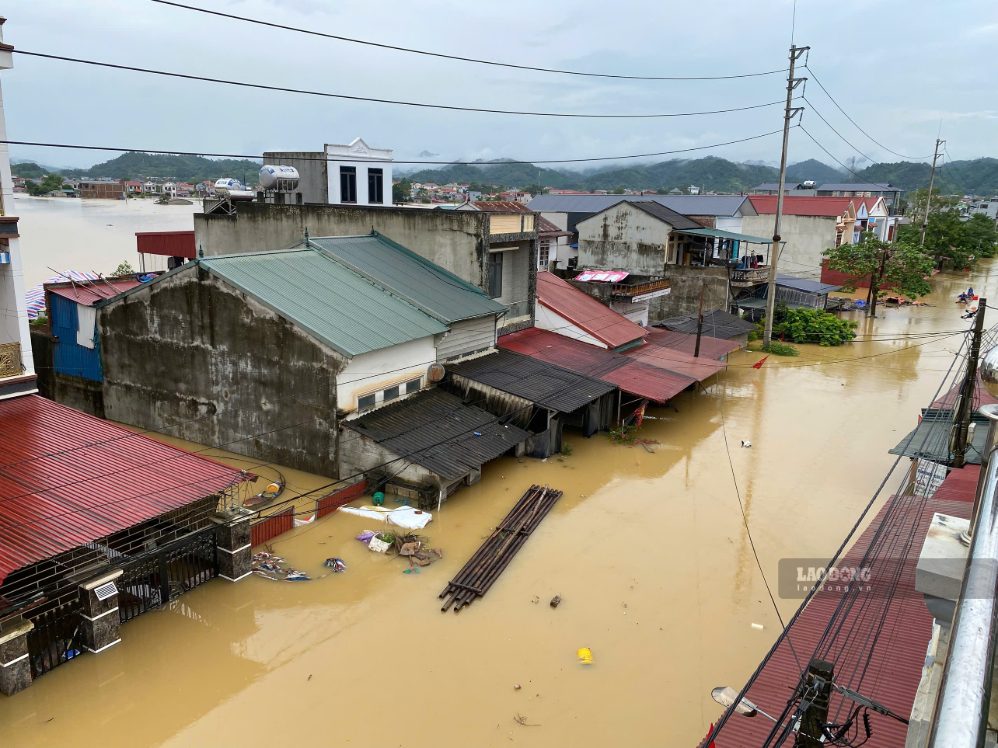 Thousands of houses in Lang Son are submerged in floodwaters. Photo: T.Thu