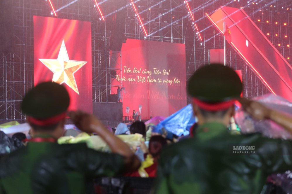 70,000 spectators brave heavy rain to sing the National Anthem at the concert "Fatherland in the Heart